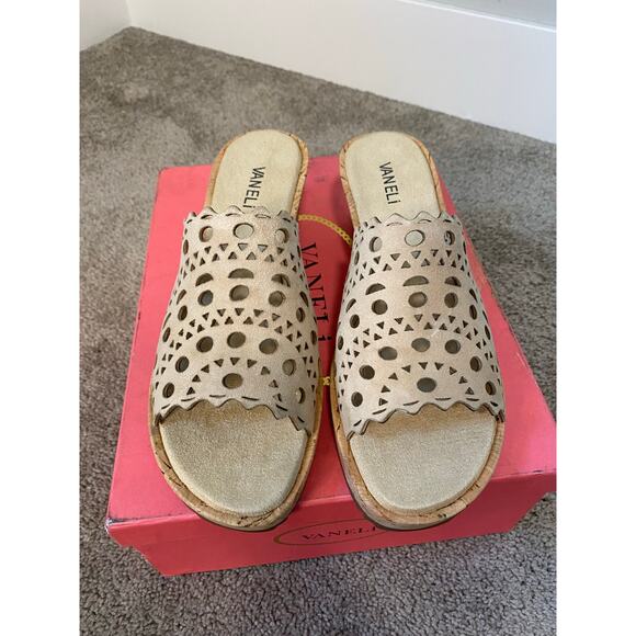 New Vaneli Cammie Nude Suede Wedge Sandals Size 9.5 - Picture 3 of 5